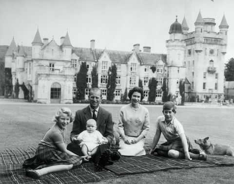 Erzsébet királyné ii és Fülöp herceg gyermekeikkel, András központ herceg, Anne hercegnő távozott és Károly, Wales hercege, egy piknik szőnyegen ül a skóciai balmoral kastély előtt, szeptember 8. 1960