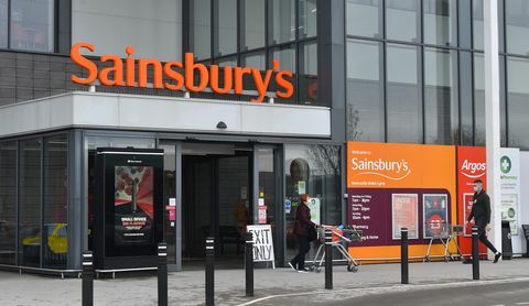 Newcastle a lyme alatt november 05. általános kilátás a sainsbury's és az argos kívülről, amikor bejelentették, hogy a sainsbury's 3500-at csökkent munkahelyek és 420 argos üzlet bezárása 2020. november 5-én Newcastle-ben, Lyme, Stafordshire-ben fotó: nathan stirkgetty képeket