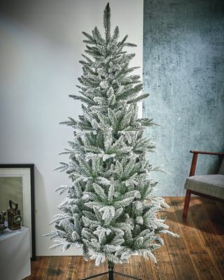 Karcsú Lappföld ömlött 6ft zöld fenyő mesterséges karácsonyfa állvánnyal