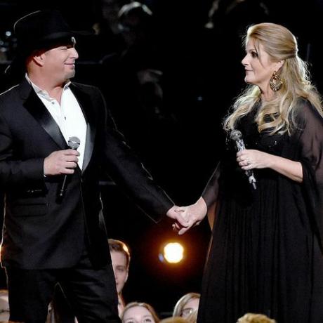 nashville, november 02, garth patakok és trisha yearwood színpadon lépnek fel az 50. éves cma-n díjak a bridgestone arénában, 2016. november 2-án, Nashville, Tennessee - Fotó szerzőtől rick diamondgetty képek