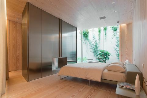 Modern hálószoba franciaággyal és a padlótól a mennyezetig érő ablakokkal