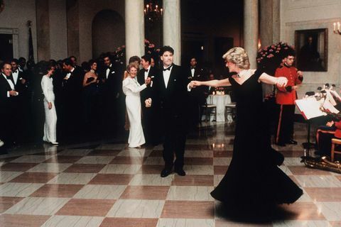 washington, dc november 09. diana, walesi hercegnő, éjféli kék bársonyt visel, a victor edelstein által tervezett váll estélyiről Ronald Reagan elnök és first lady, Nancy Reagan, ahogy John Travoltával táncol a fehér házban 1985. november 9-én Washingtonban, DC fotó: anwar hussein vezetékkép