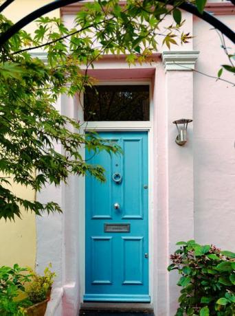 bejárati ajtó festése, sorházi lakóházak külső építészete Notting Hill környékén, London gazdag területe, Egyesült Királyság