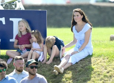 George Prince és Charlotte hercegnő játszik Kate Middletonnal