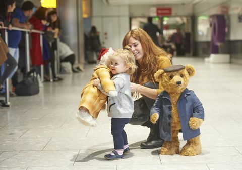 Heathrow karácsonyi hirdetés - Steiff viseli Dorist és Edward Bair-ot a Heathrow repülőtéren