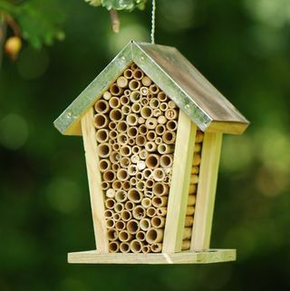 Méh fészkelő doboz cink tetővel