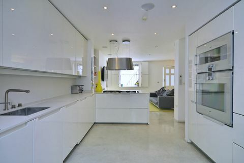 Modern fehér konyha fényes szekrényekkel