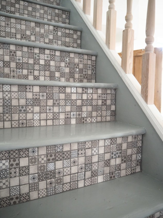 A WeLoveHome blog DIY projektje a Tile Giant Vintage White mozaikjait használja