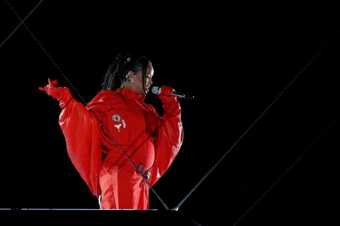 Glendale, Arizona február 12. Rihanna fellép a színpadon az apple music super bowl alatt lvii félidei előadás az állami gazdaság stadionjában 2023. február 12-én Glendale-ben, Arizonában fotó: ezra shawgetty képeket