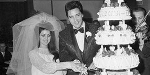 Elvis és Priscilla Presley vágták esküvői tortaikat