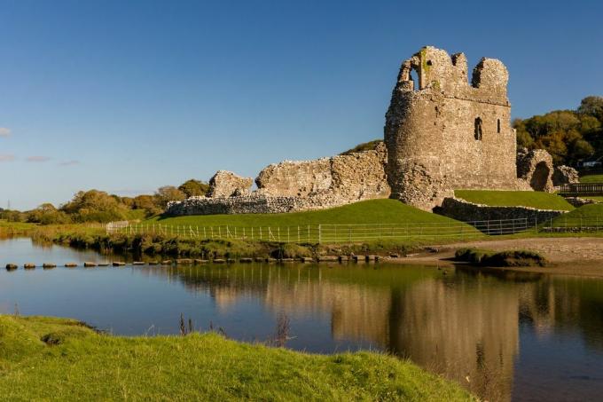 egy 12. századi walesi kastély romjai a vidéki vidéken, ogmore kastély, glamorgan völgye