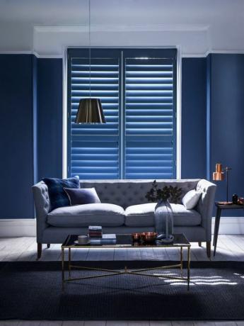 Ablak alternatívája, kék fa redőnyök a nappaliban