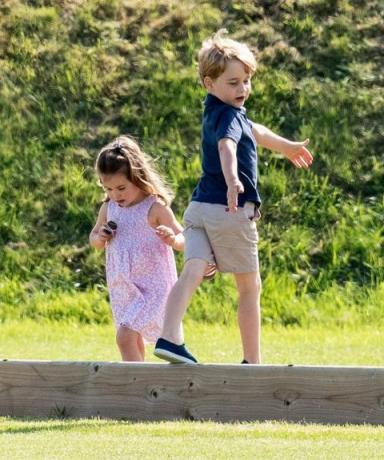 George Prince és Charlotte hercegnő játszik Kate Middletonnal