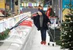 Az izlandi szupermarket áruházában található karácsonyi jégpályáját országszerte be lehet vezetni