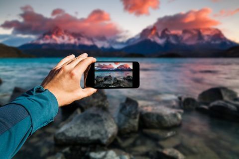 Fotózás a kezében tartó okostelefonnal. Utazási koncepció. Torres del Paine, Chili