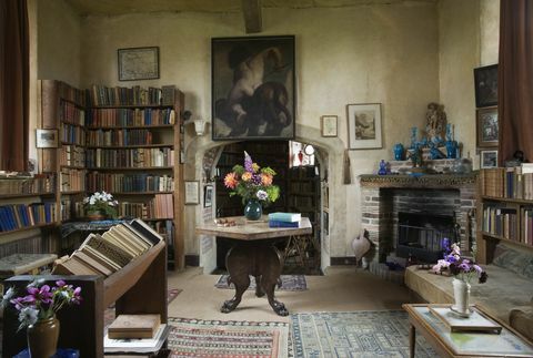 az írószoba a kandalló és a hatszögletű asztal felé néz, a sissinghursti toronyban, a nyugati vita sackville otthonában férje, Sir Harold Nicolson, Cranbrook közelében, Kentben, ez a szoba volt Vita szentélye, ahol könyveit, verseit és kertészeti cikkeit írta
