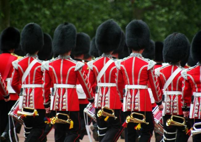 a lábőrök csövei és dobjai, akik a színeket vonultatják a londoni angliai bevásárlóközpontban