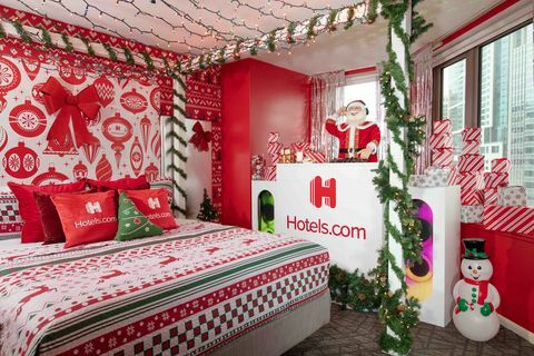 ünnepi szállodai szoba piros és zöld dekorációval