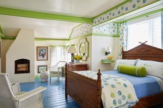 zöld, fehér és kék szoba festett padlóval