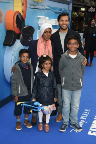 Nadiya Hussain (2ndL) és a vendégek a „Findory Dory” brit premierjére érkeznek az Odeon Leicester téren 2016. július 10-én, Londonban, Angliában. (Fotó: Dave J Hogan / Dave Hogan / Getty Images)