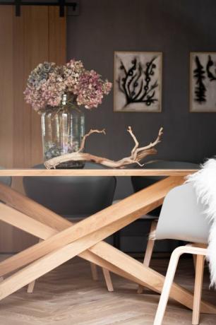 étkező, fából készült étkezőasztal fa ropogós keresztlábakkal, kék székek juhbőr szőnyegekkel