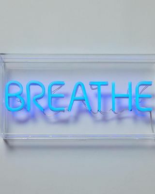 Lélegezzen Neon felirat