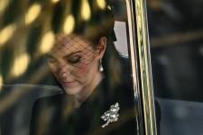 Kate Middleton finoman tiszteleg a királynő előtt, hogy lássa az uralkodót hazudni