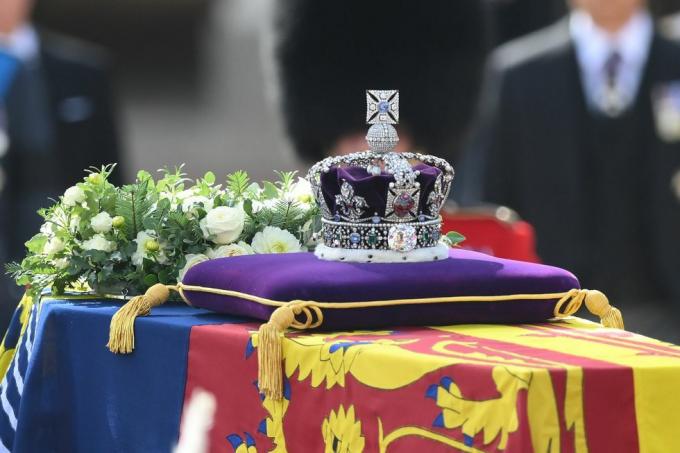 Erzsébet királynőt hordozó koporsót átszállítják a buckinghami palotából a westminsteri palotába