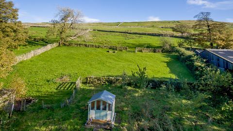 egy gyönyörű, nemrégiben felújított, 17. századi kőház a yorkshire dales szívében 775 000 fontért van a piacon