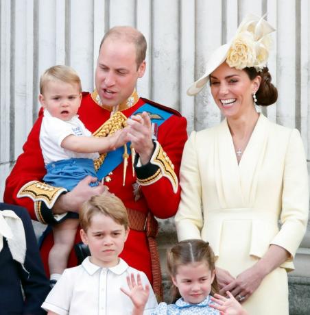 london, Egyesült Királyság június 8. embargót rendeltek el az Egyesült Királyság újságjaiban való közzétételre a dátum és idő létrehozása után 24 óráig. Vilmos herceg, Cambridge hercege, Katalin hercegné Cambridge, cambridge-i Lajos herceg, cambridge-i György herceg és cambridge-i charlotte hercegnő a buckinghami palota erkélyén állnak, miközben színre vonulnak, a A királynők éves születésnapi parádéja 2019. június 8-án Londonban, Angliában, az éves ceremóniát több mint 1400 gárdistával és lovassal végezték el először. Károly király uralkodása alatt a felvonulás az uralkodó hivatalos születésnapját jelenti, bár a királynők tényleges születésnapja április 21-én van. Fotó: max mumbyindigogetty képeket