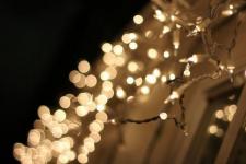 A kültéri karácsonyi fények használatának szükségessége és elkerülése