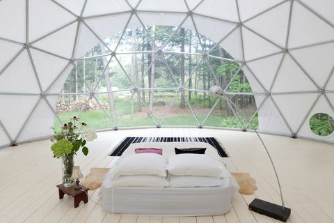 belső geo dome ágy és lámpa közepén