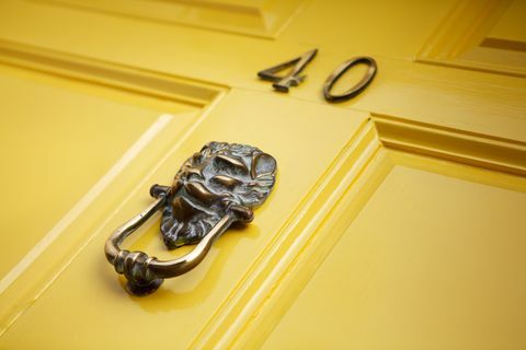 Sárga ajtó kopogtatóval
