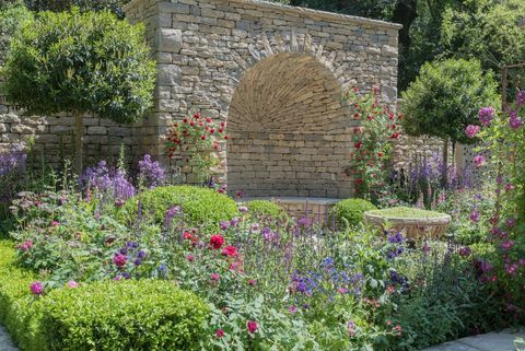 The Claims Guys: Nagyon angol kert, amelyet Janine Crimmins tervezett - Kézműves kert - Chelsea Flower Show 2018