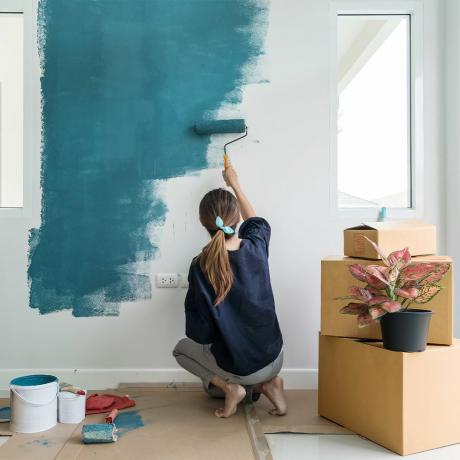 nő fest egy falat kék