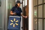 A Walmart élelmiszert szállít a hűtőszekrénybe