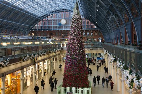 A 47 lábas virágos karácsonyfát mutattak be a londoni St Pancras nemzetközi állomáson.