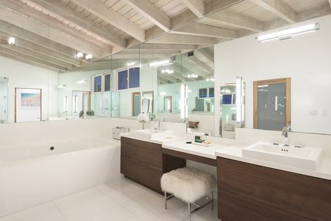 modern fürdőszoba barna szekrények és egy nagy tükör