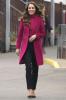 Kate Middleton vidáman néz ki Fuksziában, amikor meglátogat egy észak-londoni iskolát