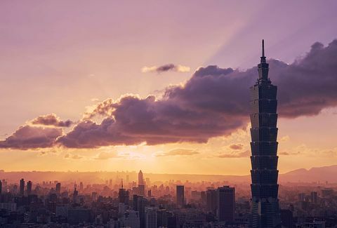 A Taipei 101 uralja a kilátást, amikor a nap lenyugszik a város felett