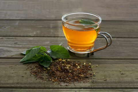 Csésze rooibos tea fából készült táblán