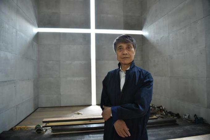 ezen a 2017. szeptember 20-án készült képen Tadao Ando japán építész pózol a tokiói nemzeti művészeti központban. Tadao Ando japán mester nem szokványos utat járt be az építészet felé, bokszolóként és teherautó-sofőrként indult, teljesen önoktató, szokatlan képzettsége nem akadályozta meg abban, hogy elnyerje az építészet Nobeljének tartott Pritzker-díjat. richard rogers és zaha hadid nyomdokai, fotó kazuhiro nogi afp, hogy illeszkedjen a japán építészethez ando, interjú: karyn nishimura poupee fotó: kazuhiro nogiafp via Getty képeket