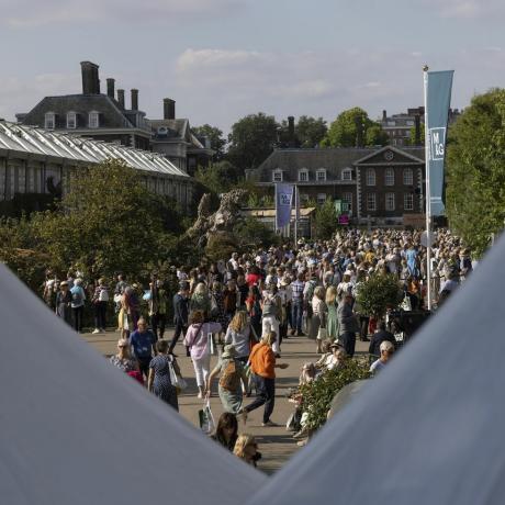 látogatók tömegei a 2021. évi őszi rhs chelsea virágbemutatón szeptemberben