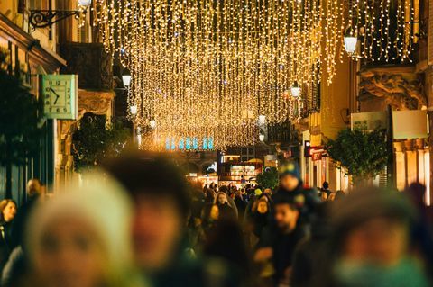 Karácsony Franciaországban tömeg a forgalmas bevásárló karácsonyi utca