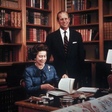 a királynő Fülöp herceggel a balmorális könyvtárban, 1976