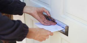 Közelkép a postás, aki posta átadását szolgálja a rezidens postafiókján keresztül