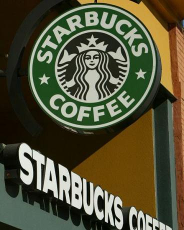 san francisco január 22-én fényképes fotótáblák láthatók a starbucks kávézó elején 2004. január 22-én a kaliforniai san francisco-ban A költségek csökkentése érdekében a kávézólánc 2008. július 29-én bejelentette, hogy elbocsát 1000 nem bolti alkalmazottat. Justin Sullivangetty fotója képek