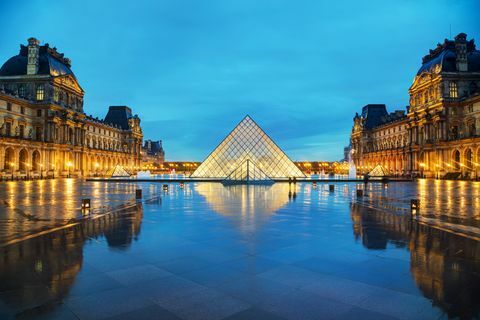 A Louvre-piramis Párizsban, Franciaország