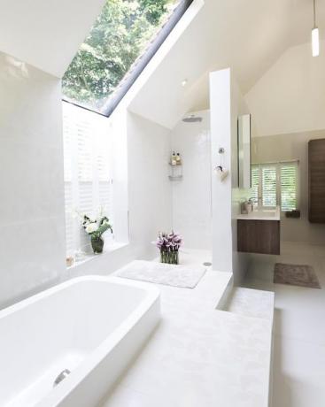 Fehér stílusos fürdőszoba