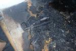 A tűzoltók utáni sokkoló fotója a rosszul sérült lakásról a hajvasaló után tüzet okoz